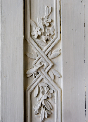 Intérieur, premier étage : détail d'un décor en lignes brisées, lambris de la bibliothèque. © Région Bourgogne-Franche-Comté, Inventaire du Patrimoine