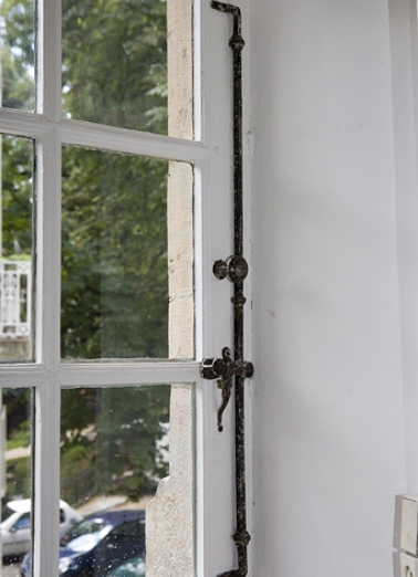 Intérieur, premier étage : détail d'une serrurerie de fenêtre, pièce à droite de l'escalier d'honneur. © Région Bourgogne-Franche-Comté, Inventaire du Patrimoine