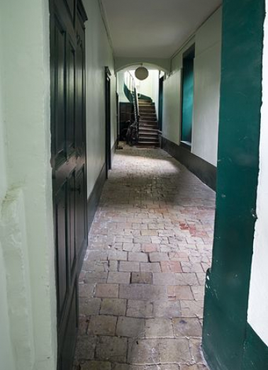 Intérieur : détail de l'escalier secondaire situé dans l'aile gauche. © Région Bourgogne-Franche-Comté, Inventaire du Patrimoine