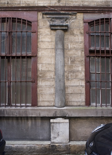Détail d'une colonne du portique à droite de la deuxième cour. © Région Bourgogne-Franche-Comté, Inventaire du patrimoine