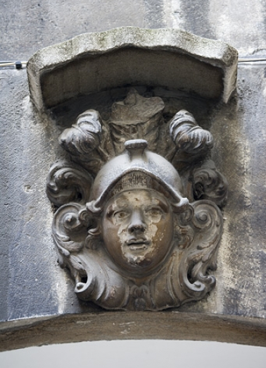 Première cour : détail de la clé d'un arc représentant une tête casquée. © Région Bourgogne-Franche-Comté, Inventaire du patrimoine