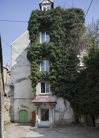 Vue d'ensemble du logis secondaire au fond de la deuxième cour. © Région Bourgogne-Franche-Comté, Inventaire du patrimoine