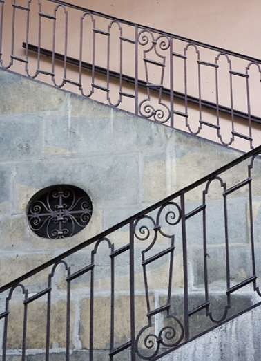 Détail de la rampe de l'escalier à cage ouverte à gauche de la deuxième cour. © Région Bourgogne-Franche-Comté, Inventaire du patrimoine