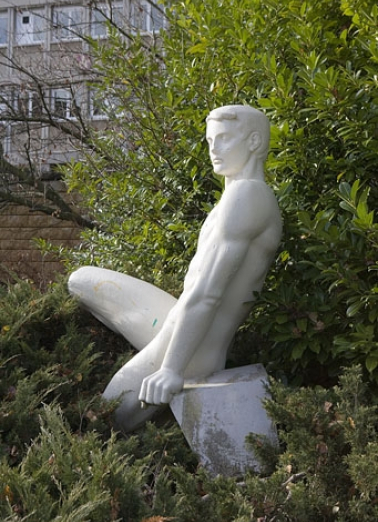Ancienne entrée. Statue d'un jeune homme nu de Lagriffoul. © Région Bourgogne-Franche-Comté, Inventaire du patrimoine