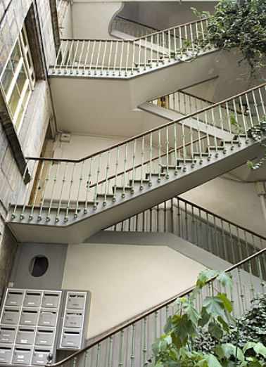 Vue de l'escalier à cage ouverte depuis la cour : partie supérieure. © Région Bourgogne-Franche-Comté, Inventaire du Patrimoine
