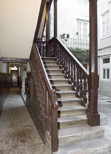 Vue du départ de l'escalier à cage ouverte depuis le couloir. © Région Bourgogne-Franche-Comté, Inventaire du Patrimoine