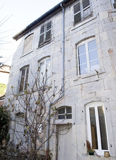Vue d'ensemble de l'aile du logis secondaire dans la deuxième cour. © Région Bourgogne-Franche-Comté, Inventaire du Patrimoine