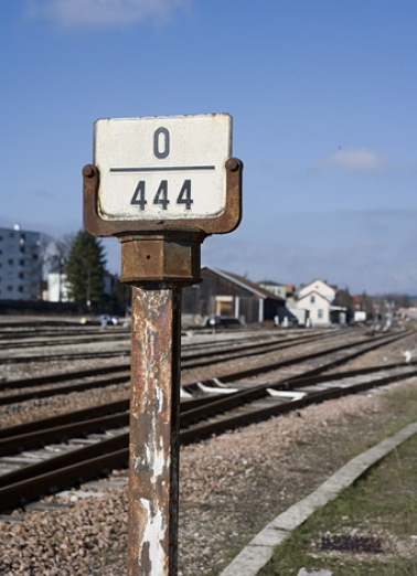 Face côté La Cluse. Le panneau signale que la voie est en palier sur 444 m. © Région Bourgogne-Franche-Comté, Inventaire du patrimoine