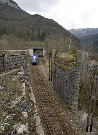 Pont du tacot et pont routier, depuis le côté La Cluse (ouest), avec autorail X 73500. © Région Bourgogne-Franche-Comté, Inventaire du patrimoine