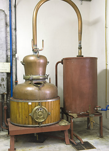 Atelier de distillation. Alambic Rump. © Région Bourgogne-Franche-Comté, Inventaire du patrimoine