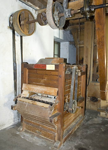 Rez-de-chaussée. Batteuse-nettoyeuse de sacs de jute H. et G. Rose Frères. © Région Bourgogne-Franche-Comté, Inventaire du patrimoine