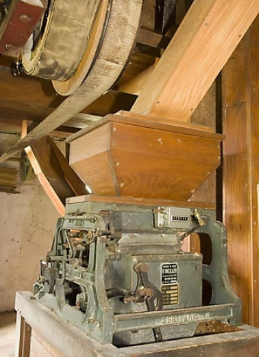 Deuxième étage. Balance automatique de circuit R. Weiler. © Région Bourgogne-Franche-Comté, Inventaire du patrimoine