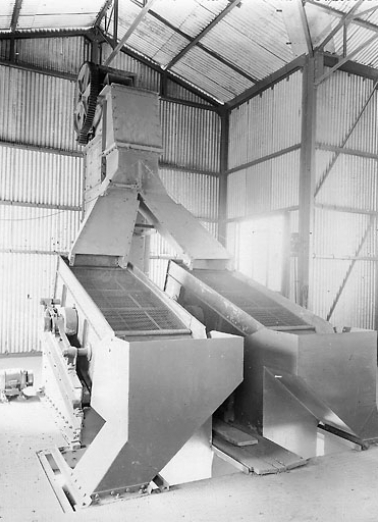 Atelier de concassage. Cribles vibrants. © Région Bourgogne-Franche-Comté, Inventaire du patrimoine