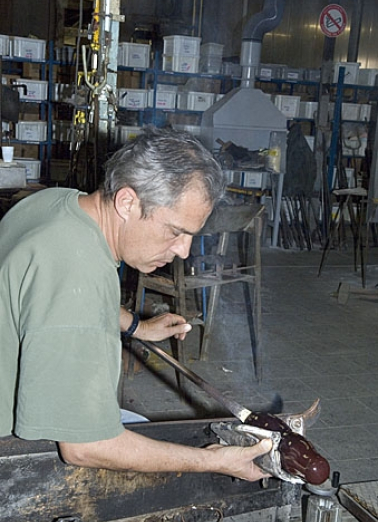 Façonnage d'un pied de lampe. © Région Bourgogne-Franche-Comté, Inventaire du patrimoine