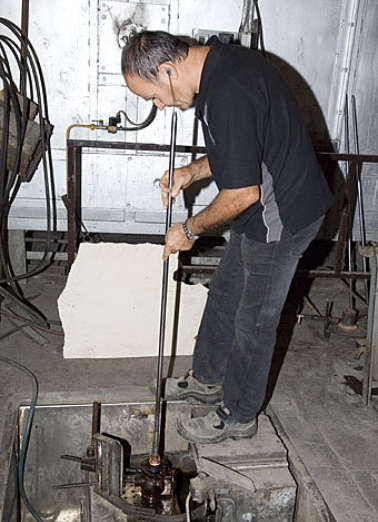 Soufflage dans le moule, dit "gamin mécanique". © Région Bourgogne-Franche-Comté, Inventaire du patrimoine