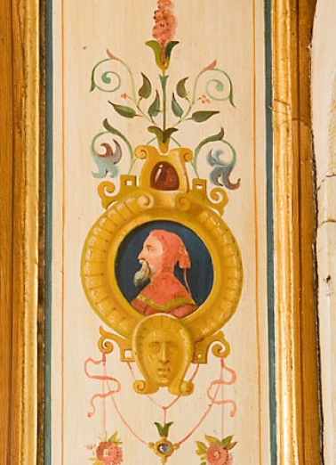 Cabinet : détail d'un décor, tête de profil dans un médaillon. © Région Bourgogne-Franche-Comté, Inventaire du patrimoine