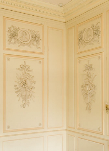 Salon : vue d'ensemble des panneaux avec les trophées représentant l'astronomie et la peinture. © Région Bourgogne-Franche-Comté, Inventaire du patrimoine