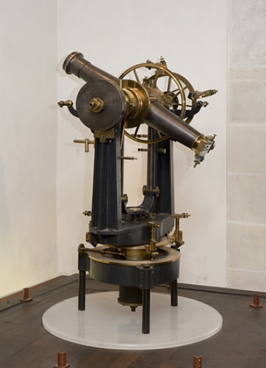 Vue d'ensemble de l'altazimut, exposé au Musée du Temps. © Région Bourgogne-Franche-Comté, Inventaire du patrimoine