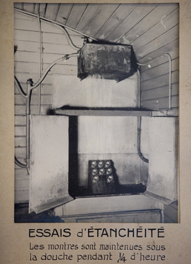 Essais d'étanchéité. Les montres sont maintenues sous la douche pendant 1/4 d'heure, entre 1932 et 1934. © Région Bourgogne-Franche-Comté, Inventaire du patrimoine Essais d'étanchéité. Les montres sont maintenues sous la douche pendant 1/4 d'heure, entre 1932 et 1934. © Région Bourgogne-Franche-Comté, Inventaire du patrimoine