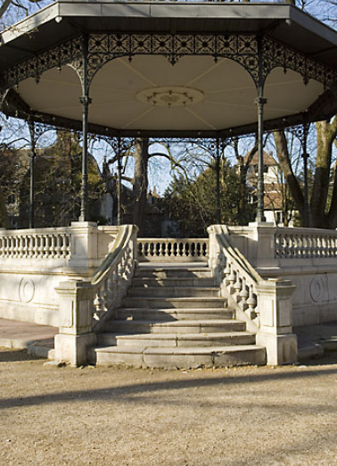 Kiosque : vue de face avec la montée d'escalier. © Région Bourgogne-Franche-Comté, Inventaire du patrimoine