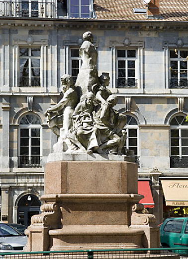 Monument dédié à Adolphe Viel-Picard : vue d'ensemble du côté du jardin public. © Région Bourgogne-Franche-Comté, Inventaire du patrimoine