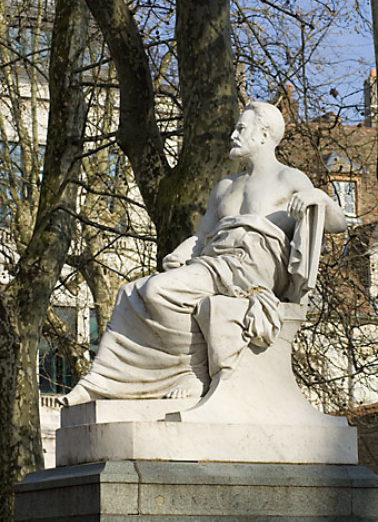 Monument dédié à Victor Hugo : vue de la statue de trois quarts droit. © Région Bourgogne-Franche-Comté, Inventaire du patrimoine