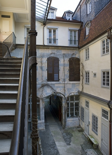 Façade du premier logis secondaire depuis l'escalier à cage ouverte. © Région Bourgogne-Franche-Comté, Inventaire du patrimoine