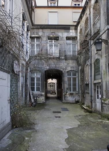 Façade postérieure du premier logis secondaire depuis le fond de la deuxième cour. © Région Bourgogne-Franche-Comté, Inventaire du patrimoine