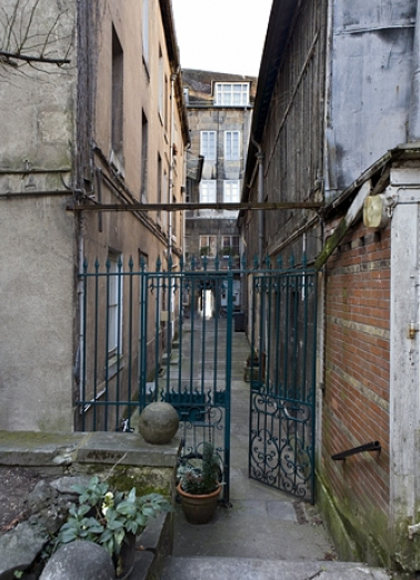Vue d'ensemble des logis secondaires de la première cour, depuis la deuxième cour. © Région Bourgogne-Franche-Comté, Inventaire du patrimoine