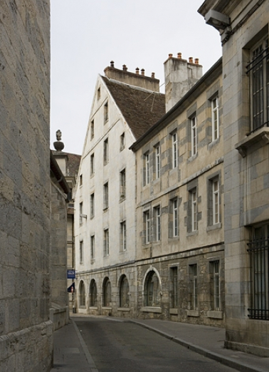 Détail de la façade latérale du logis principal et du logis secondaire depuis la rue de la Bibliothèque. © Région Bourgogne-Franche-Comté, Inventaire du patrimoine