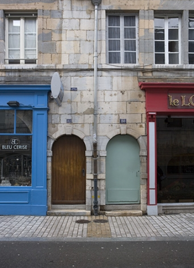 Façade sur rue : détail de la porte d'entrée du couloir. © Région Bourgogne-Franche-Comté, Inventaire du patrimoine