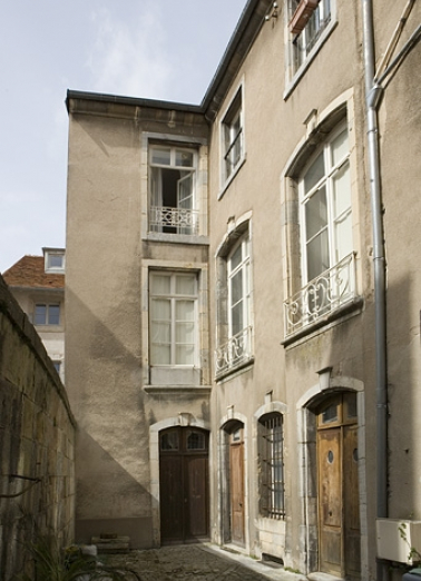 Vue d'ensemble de la cour secondaire donnant sur la rue de la Bibliothèque. © Région Bourgogne-Franche-Comté, Inventaire du patrimoine