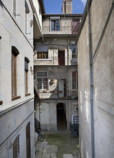 Vue d'ensemble de la façade postérieure du logis principal depuis le fond de la cour. © Région Bourgogne-Franche-Comté, Inventaire du patrimoine