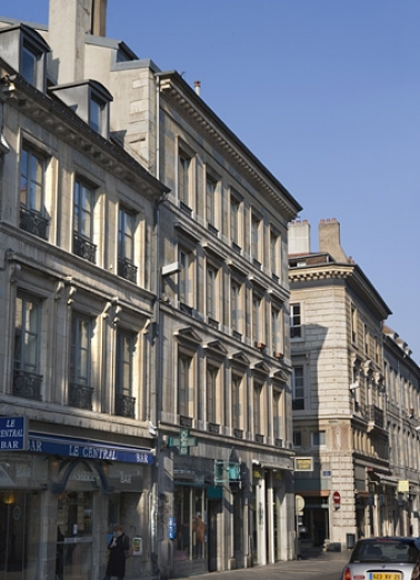 Vue d'ensemble de l'immeuble depuis la rue des Granges, de trois quarts gauche. © Région Bourgogne-Franche-Comté, Inventaire du patrimoine