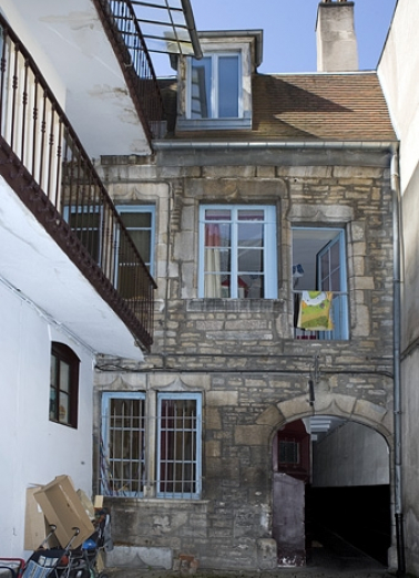 Façade postérieure du logis principal, de face. © Région Bourgogne-Franche-Comté, Inventaire du Patrimoine