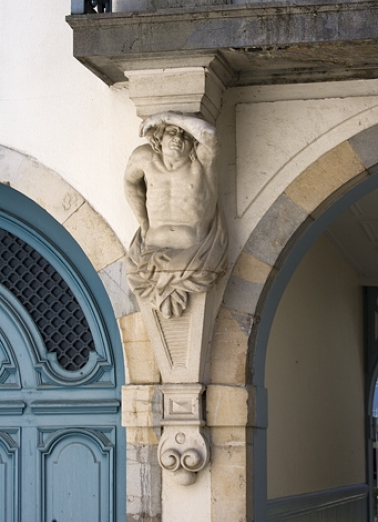Détail de l'atlante gauche supportant le balcon du logis en fond de cour, de face. © Région Bourgogne-Franche-Comté, Inventaire du Patrimoine