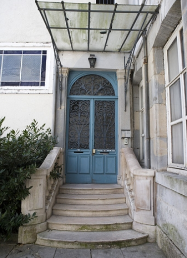 Détail de la porte d'entrée de l'escalier situé dans l'aile droite sur cour. © Région Bourgogne-Franche-Comté, Inventaire du Patrimoine