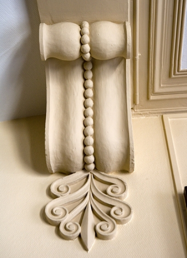 Détail d'une console soutenant le plafond de la cage d'escalier. © Région Bourgogne-Franche-Comté, Inventaire du Patrimoine