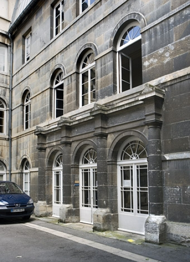 Aile droite sur cour : vue de l'entrée de l'escalier principal de trois quarts droit. © Région Bourgogne-Franche-Comté, Inventaire du Patrimoine