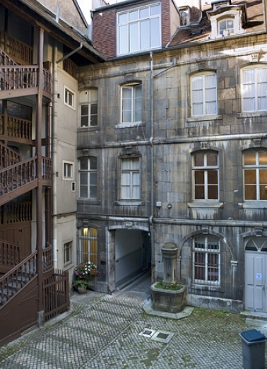 Vue du logis secondaire au fond de la première cour depuis l'escalier droit. © Région Bourgogne-Franche-Comté, Inventaire du Patrimoine Vue du logis secondaire au fond de la première cour depuis l'escalier droit. © Région Bourgogne-Franche-Comté, Inventaire du Patrimoine