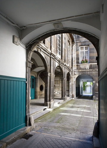 Détail de l'aile droite contenant l'escalier depuis le passage cocher du logis principal. © Région Bourgogne-Franche-Comté, Inventaire du Patrimoine