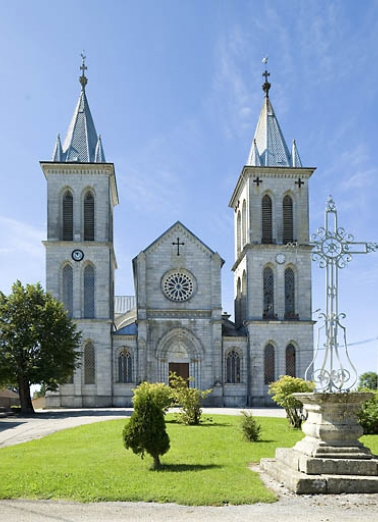 Façade antérieure et croix monumentale. © Région Bourgogne-Franche-Comté, Inventaire du patrimoine