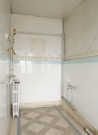 Ancienne salle de bains, dont la baie ouvre sur la rue des Remparts. © Région Bourgogne-Franche-Comté, Inventaire du patrimoine