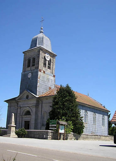 Clocher, façade antérieure et nef sud-ouest vus de trois quarts. © Région Bourgogne-Franche-Comté, Inventaire du patrimoine