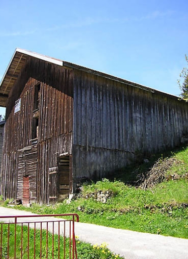 Pignon avec entrée et façade latérale vus de trois quarts. © Région Bourgogne-Franche-Comté, Inventaire du patrimoine
