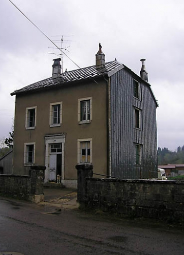 Façade antérieure et pignon sud-ouest vus de trois quarts. © Région Bourgogne-Franche-Comté, Inventaire du patrimoine