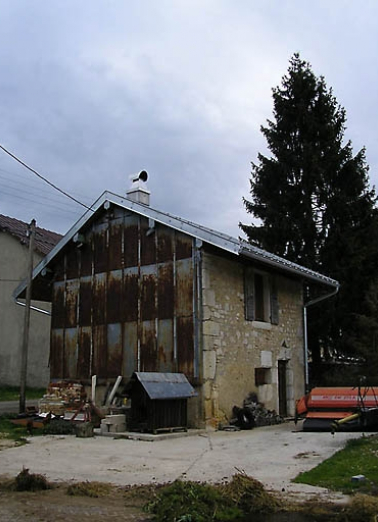 Pignon sud-ouest et façade antérieure vus de trois quarts. © Région Bourgogne-Franche-Comté, Inventaire du patrimoine