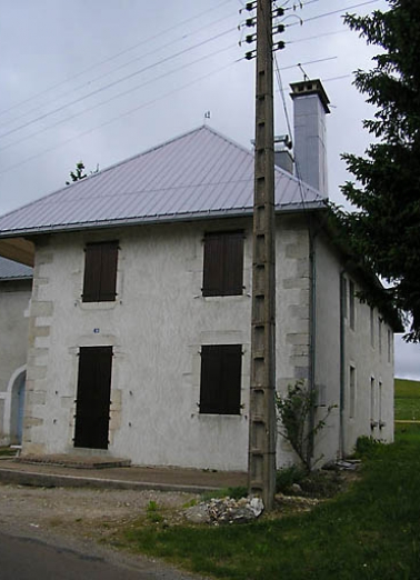 Pignon principal et façade latérale vus de trois quarts. © Région Bourgogne-Franche-Comté, Inventaire du patrimoine