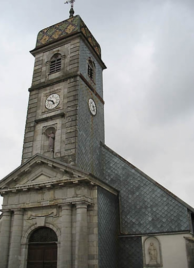 vue de trois quarts sur le clocher, le bas-côté sud-ouest essenté et le fronton de la porte d'entrée. © Région Bourgogne-Franche-Comté, Inventaire du patrimoine