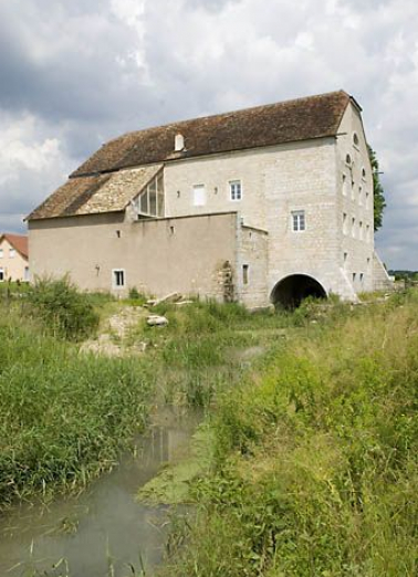 Vue d'ensemble depuis le bief d'aval. © Région Bourgogne-Franche-Comté, Inventaire du patrimoine Vue d'ensemble depuis le bief d'aval. © Région Bourgogne-Franche-Comté, Inventaire du patrimoine